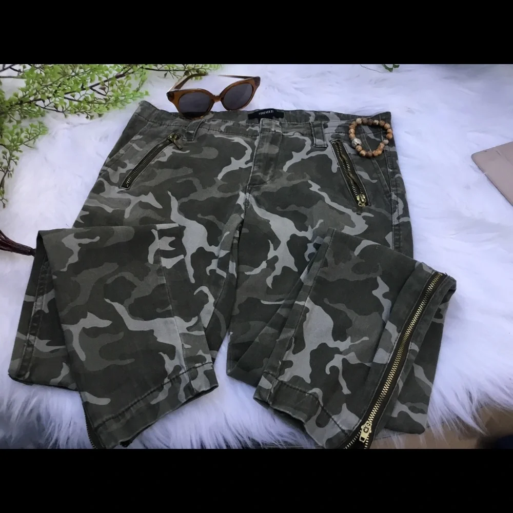 Forever 21 Women’s Distressed Camo skinny pants - Picture 2 of 8